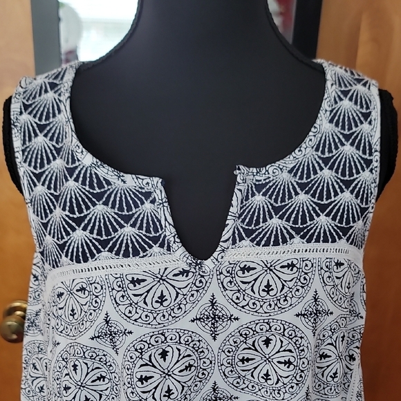Crown & Ivy Black and White Geometric Blouse - Picture 3 of 7